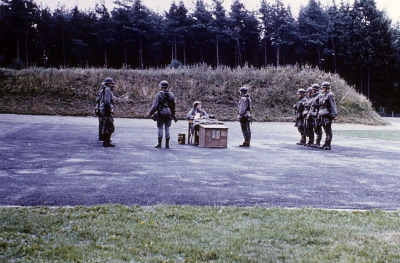 5 Soldaten bilden ein so genanntes Rennen