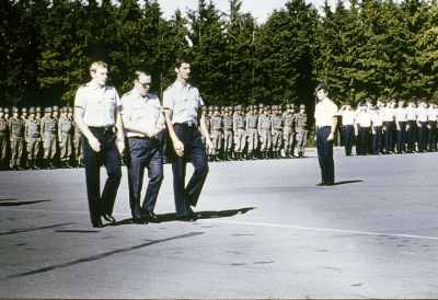 Fahnenabordnung, links Lt. Jankord