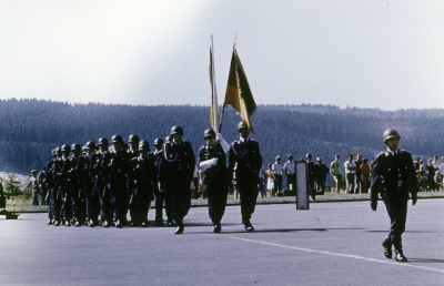 Es folgt die Fahnenabordnung, links Lt. Jankord